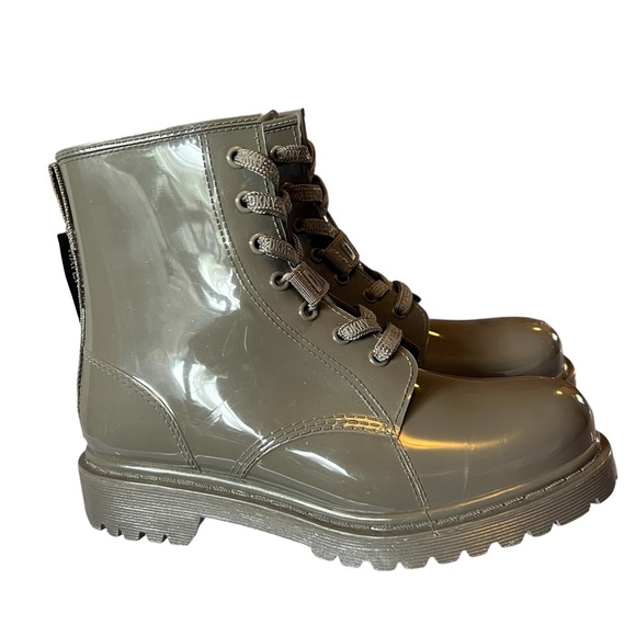 NWOB~ Dkny Tilly Rain Boot Womens
Waterproof Lace Up Booties. Size 8m. - Picture 4 of 10